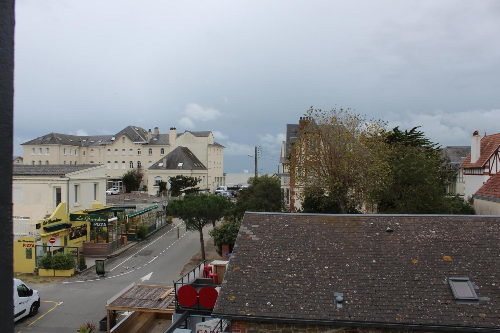 Hotel Des Pins Jullouville-les-Pins Bilik gambar