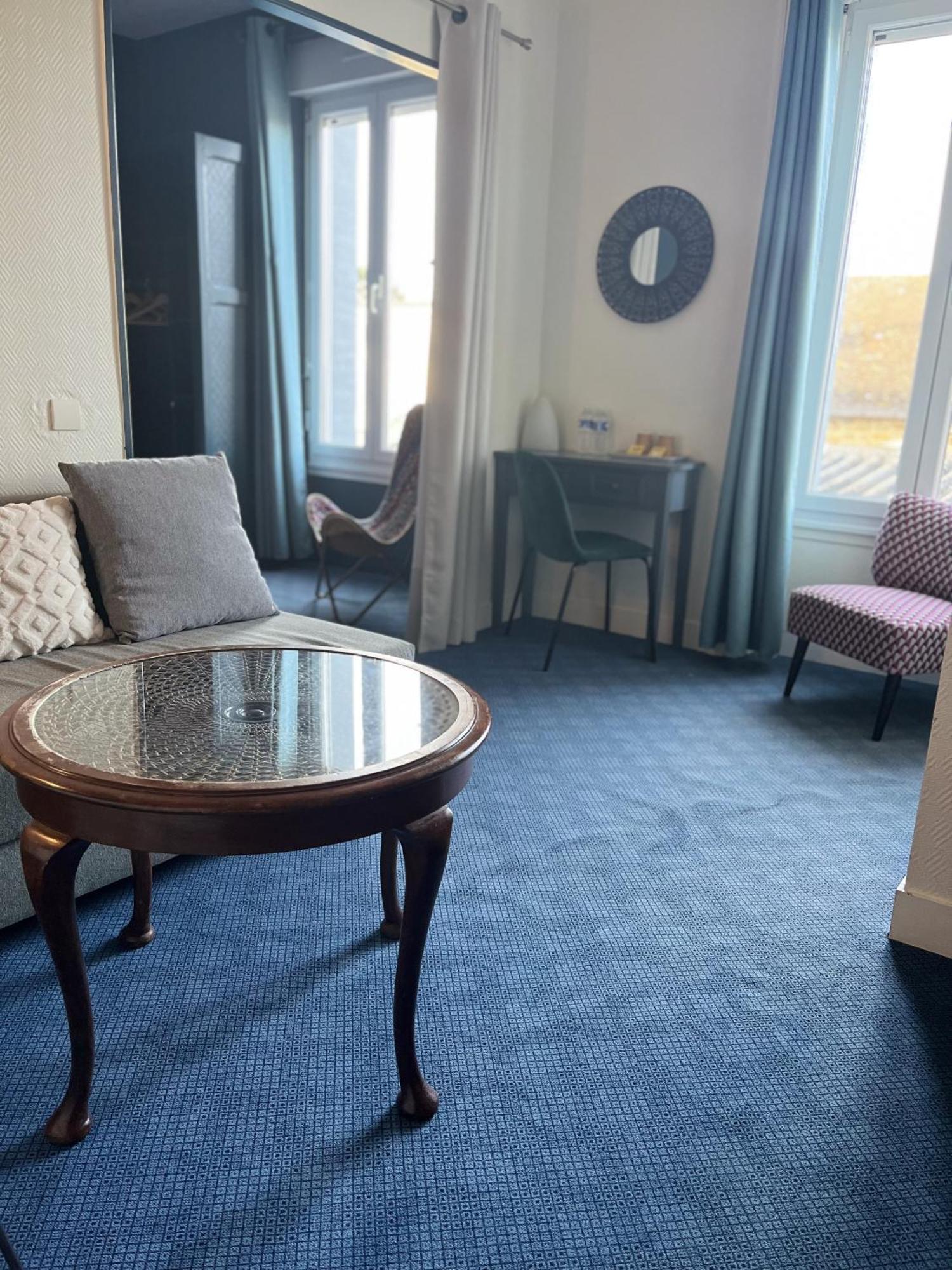 Hotel Des Pins Jullouville-les-Pins Bilik gambar